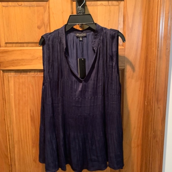 Current Air Sleeveless Pleated V-neck Blouse in Navy Small NWT - Picture 2 of 6
